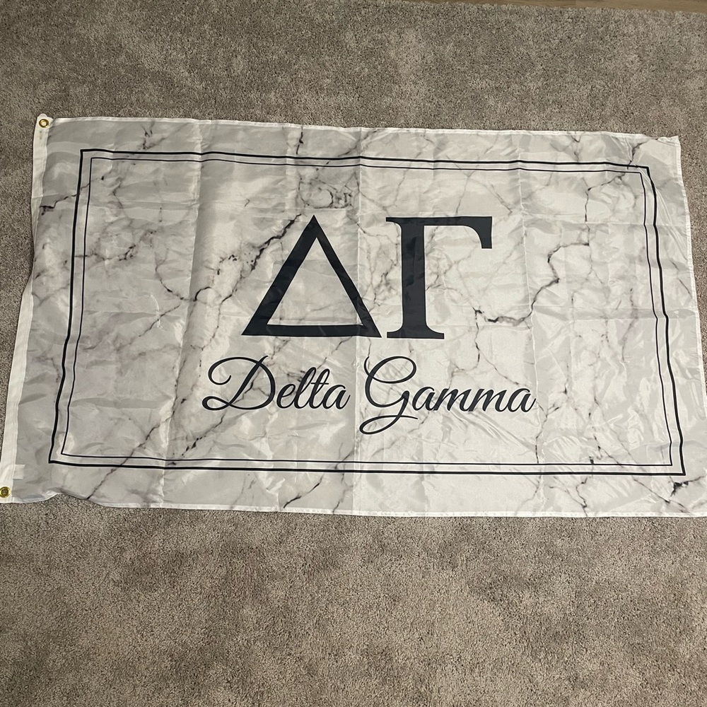 Delay Gamma white tapestry